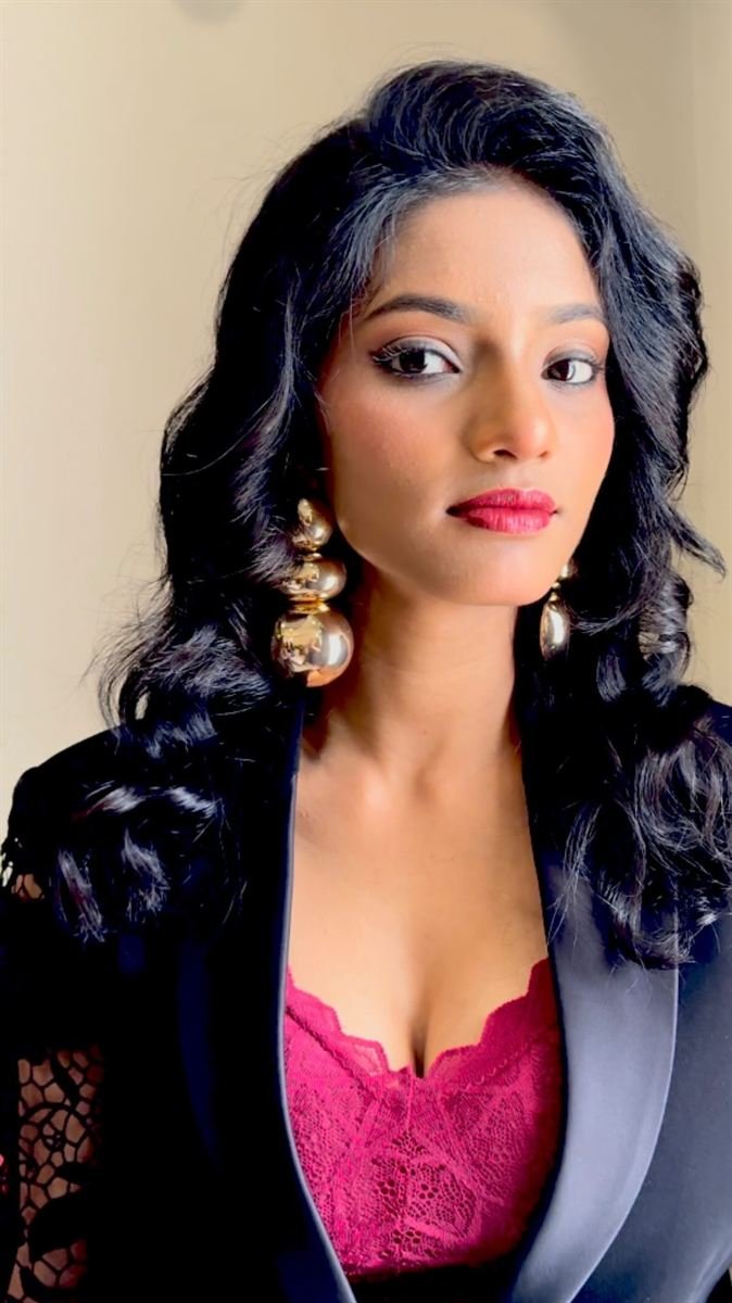 Editorial glam with statement gold earrings — Mumbai