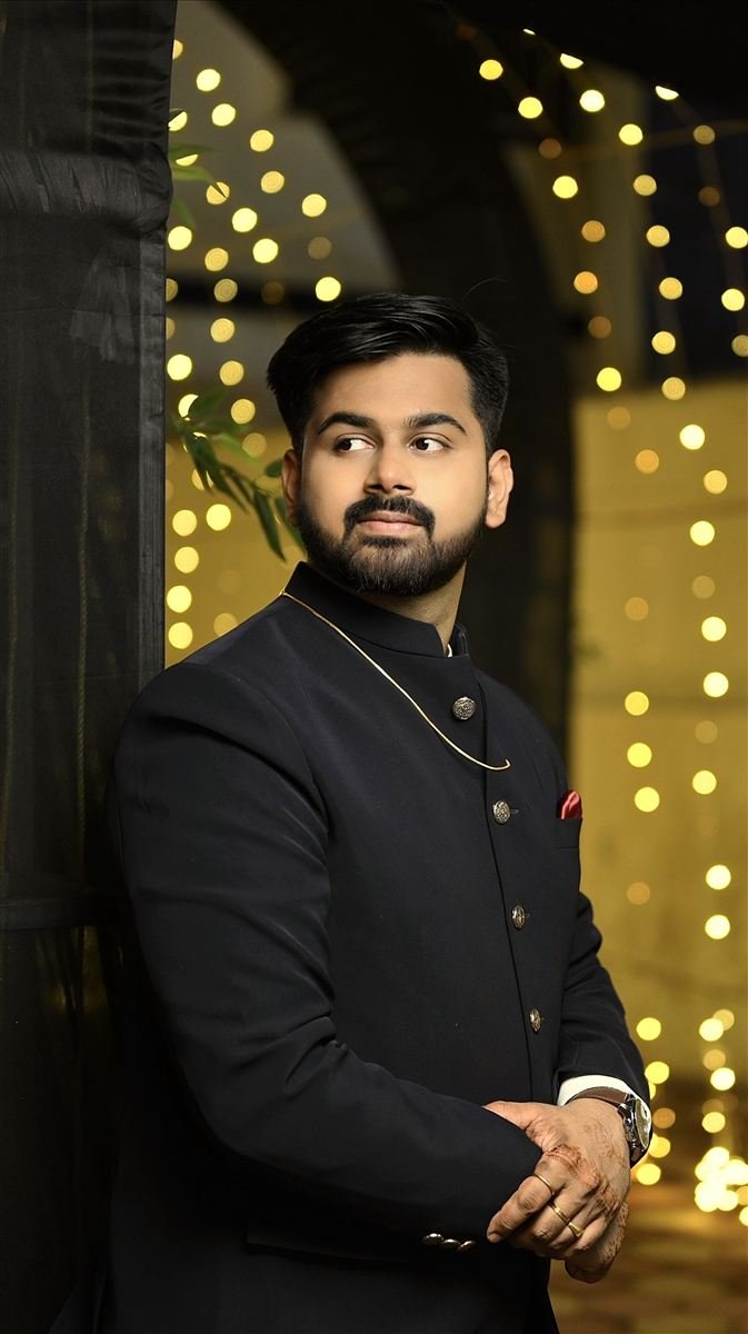 Groom grooming with textured hairstyle at sangeet night — Navi Mumbai