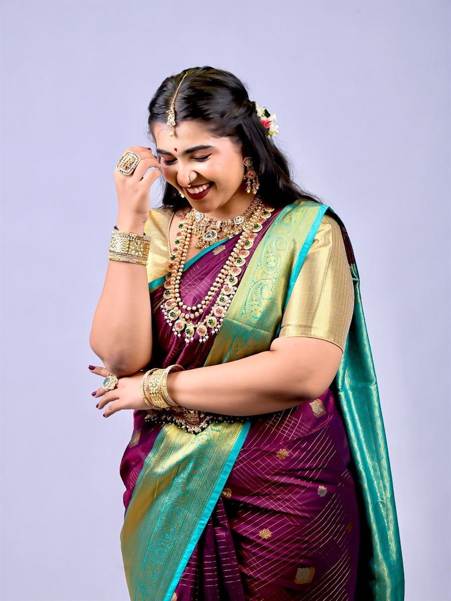 South Indian bride with jasmine flowers, coin necklace and temple jewellery, candid smile — Belapur